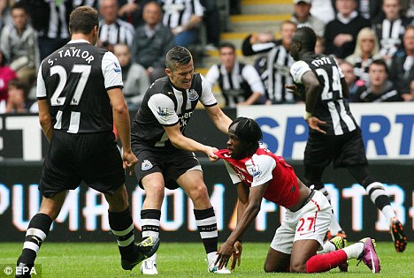 Cầu thủ Newcastle và Arsenal lên Twitter khẩu chiến